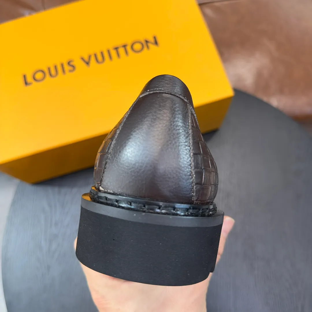 [L Home] P: 820💰 Size: 39-44 (customized at 38.45) Original Lv official website men's casual leather shoes, top-quality original replica, - Upper: 🔝cowhide weaving technology, Nappa cowhide, shoe body sewn with brand logo - Inner: cowhide, foot pad; water-dyed cowhide - Outsole: TPR·rubber foam; two-color molded outsole -Ultra-high quality control and fine workmanship: highlight (high-end, extravagance, class)